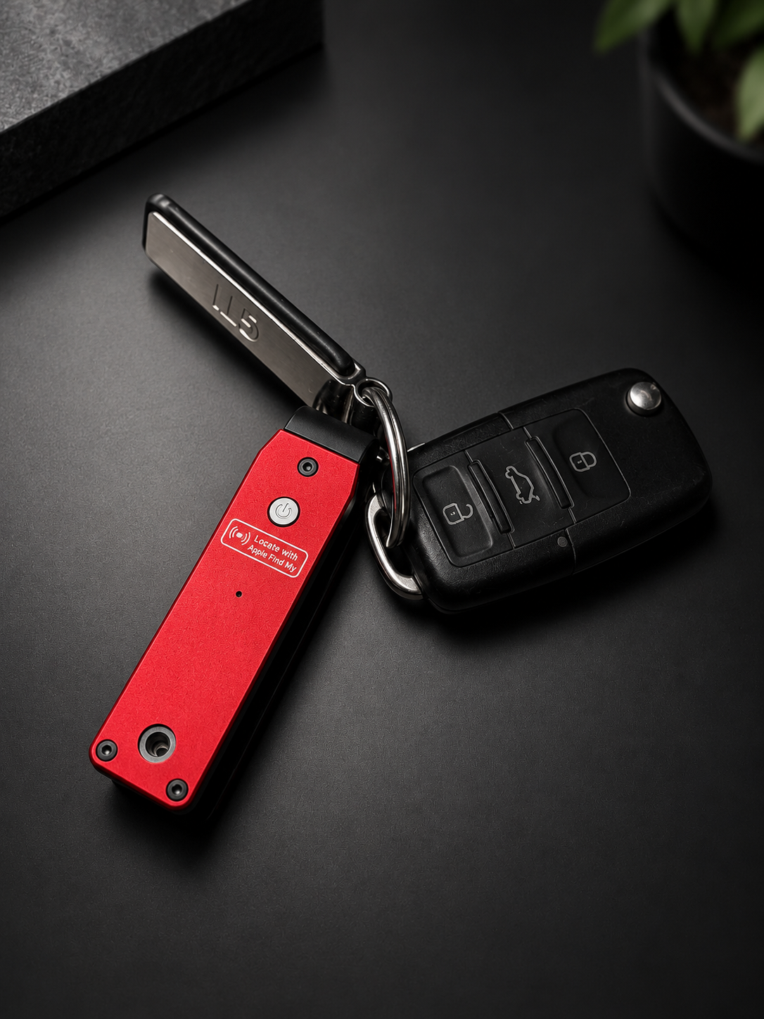 ROKEY red key organiser with car key and keys on a dark surface